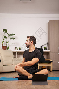 男人在客厅做瑜伽姿势时和他的女孩图片