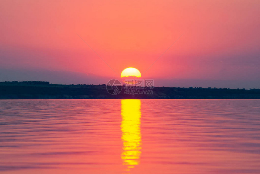 太阳反射在海浪上图片