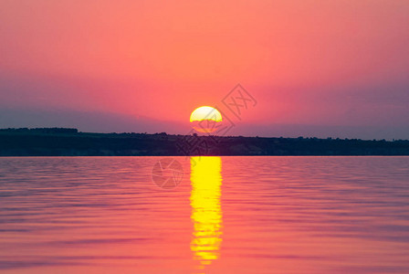 太阳反射在海浪上图片