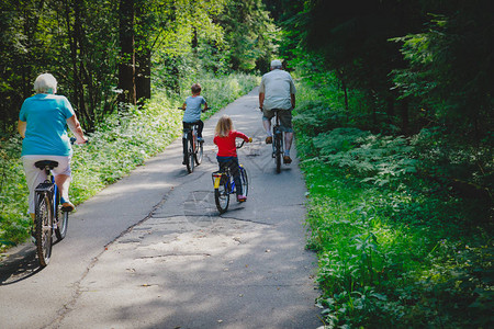 有孩子骑自然行车主动退休的有活动能力图片