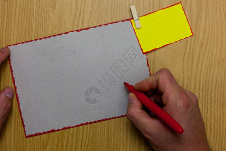 设计业务概念Web横幅材料模拟板的空副本文男子手持记号纸晒衣夹提醒图片