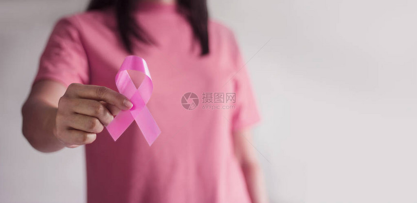 乳腺癌意识概念保健和医疗拿着粉红丝带意识符号的妇女的手子宫内膜异位症图片