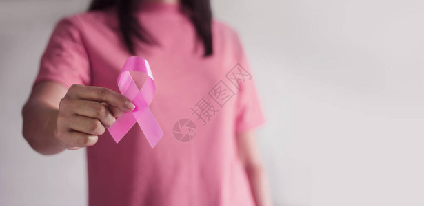 乳腺癌意识概念保健和医疗拿着粉红丝带意识符号的妇女的手子宫内膜异位症图片