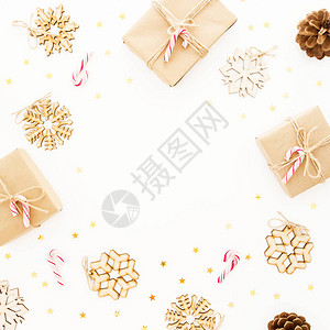 白色背景上的圣诞礼物装饰品和糖果甘蔗图片