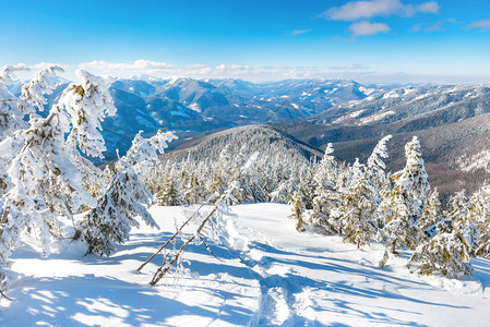 雪山和蓝山的冬季景观图片