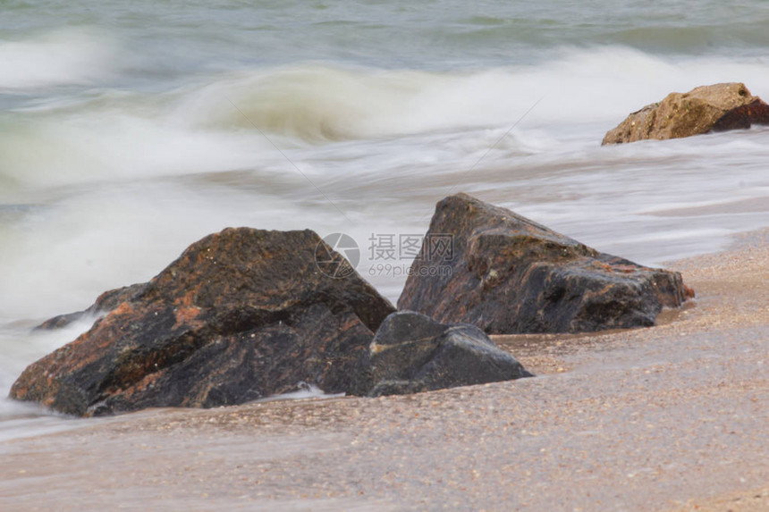 海岩破浪强劲图片