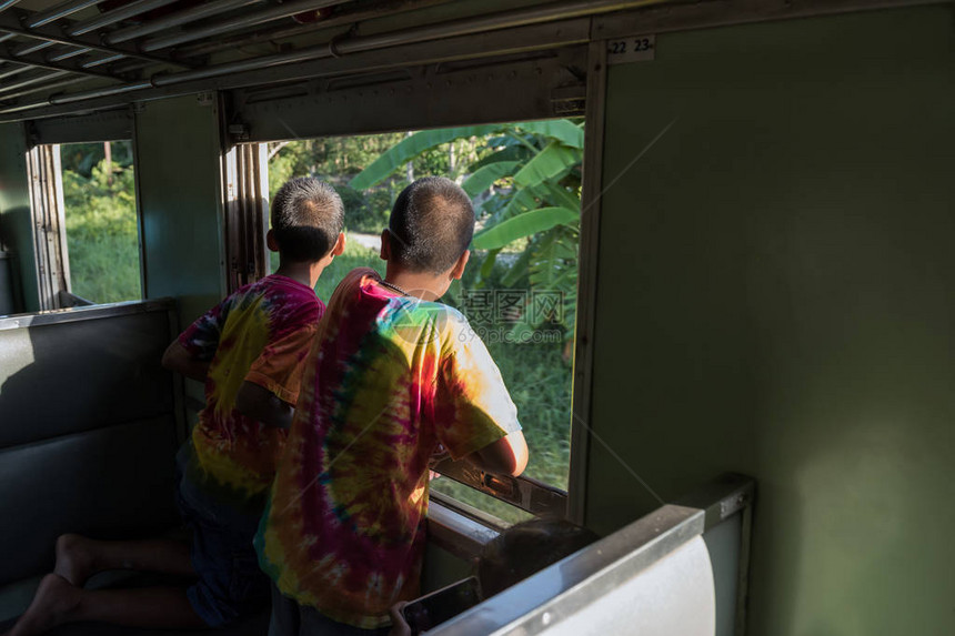Ratchasima或Korat的车窗外看自然景色的列车中图片