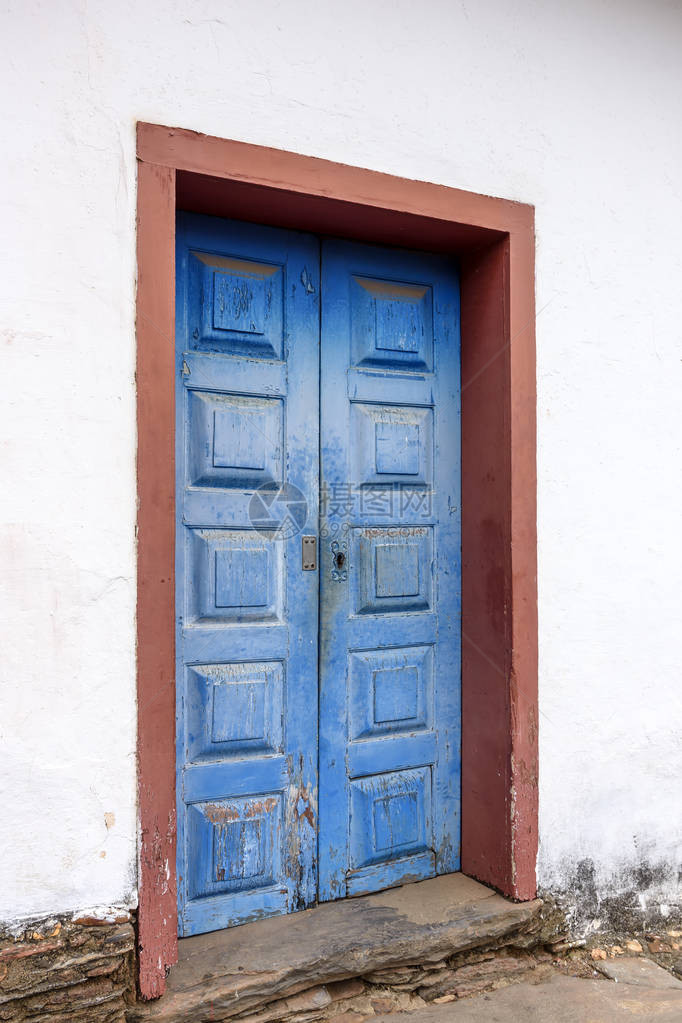 在米纳斯吉拉斯州萨巴拉市的古老和蓝色历史教堂木制门及其生图片