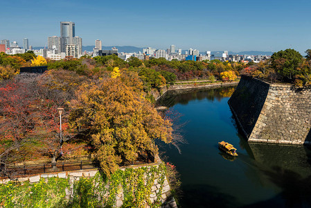 大阪城堡运河周围的旅游者或观光船背景图片