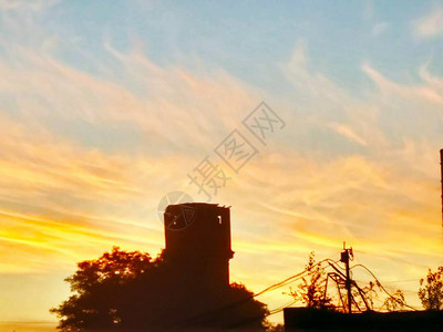 美妙的云彩浪漫的工业风日落后天空背景上的旧管道美图片