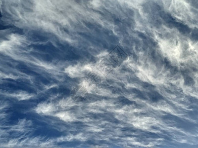 蓝天空中水彩云的舞动令人难以置信的美丽被俯冲而过原始的景色壁纸图片