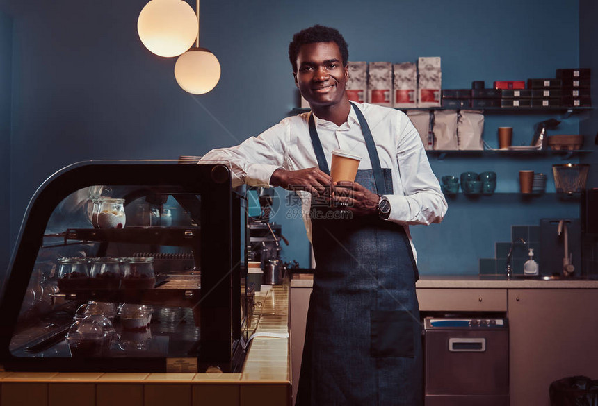 非洲咖啡师在下班后与咖啡一同放松图片