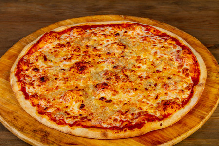 比萨四奶酪配西红柿图片