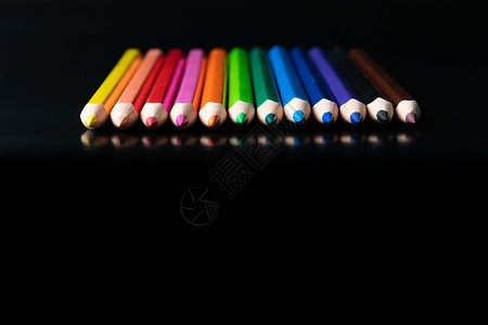 多样概念黑色背景上的一排混合彩色铅笔与文本多样种族平等图片