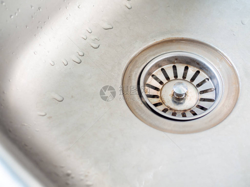 肮脏的不锈钢厨房下水道有水图片