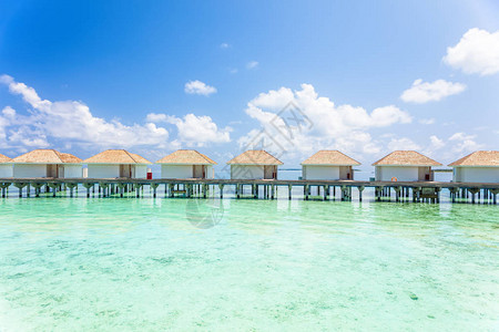 早上马尔代夫岛上的热带水上别墅假日图片