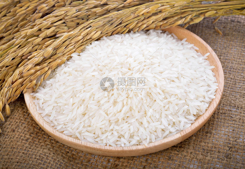 木盘上的白米和水稻图片
