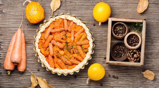 秋季素食馅饼配胡萝卜和南瓜素食图片