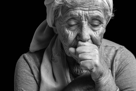 深色背景中抑郁的老妇人图片
