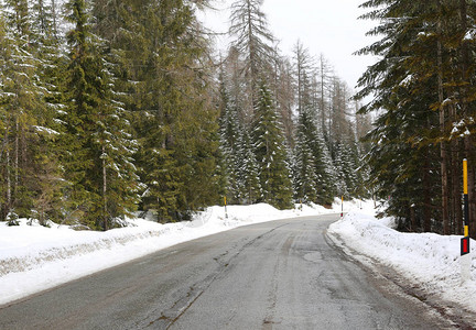 冬天边缘有雪的山路图片