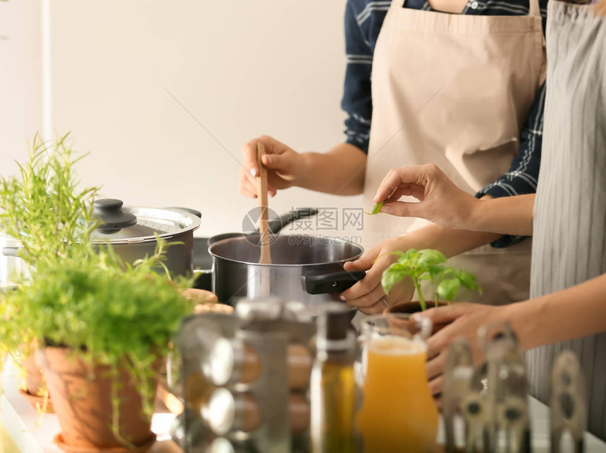 女人一起在厨房做饭图片