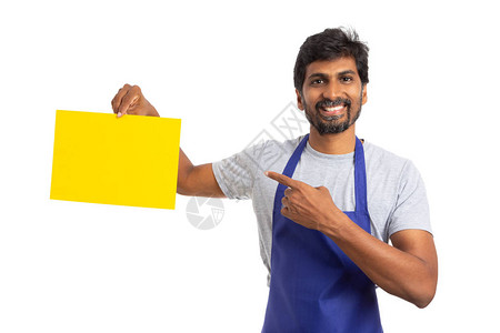 大卖场或超级市场的印度男员工在黄纸上标明空白复制空间图片
