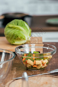 碗里做沙拉的蔬菜厨房桌面上切菜图片