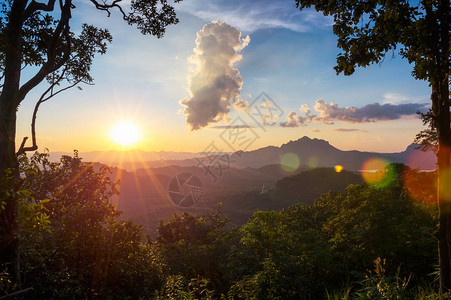 日落时有雾的山地风景泰国兰邦MaeM背景图片