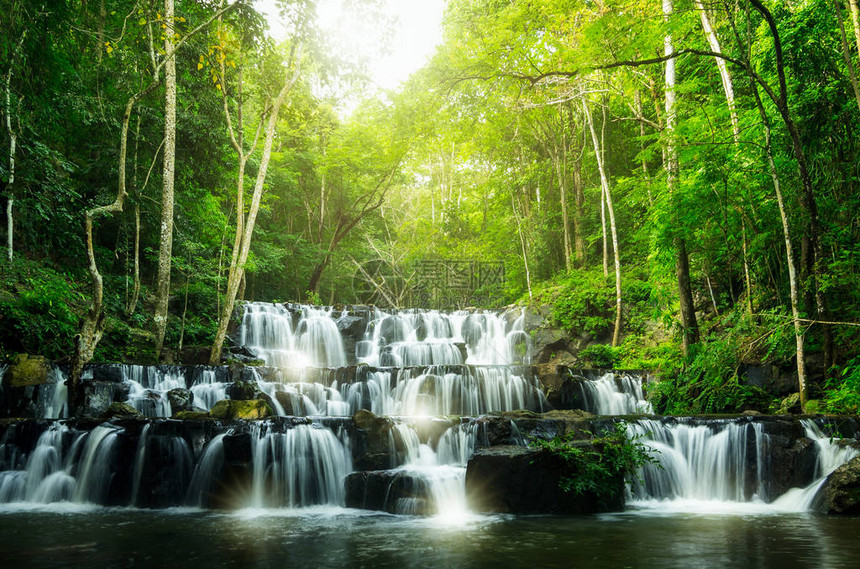 Samlan瀑布深森林的惊人瀑布图片