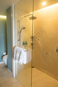 酒店的现代浴室图片