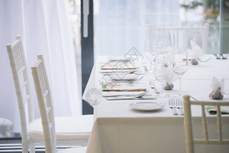 为婚宴准备的精美餐桌装饰精美的椅子图片