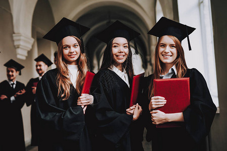 女孩们帽建筑学幸福好心情大学开朗智力文凭常设走廊大学长袍毕业快乐的庆典校园男人背景图片