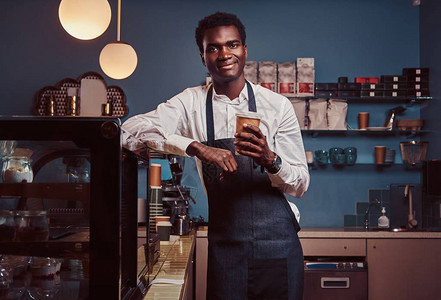 非洲咖啡师在下班后与咖啡一同放松图片