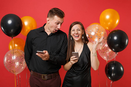 一对黑衣夫妇在庆祝生日节派对的手机中传递信息图片