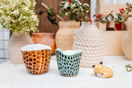 陶器茶壶和杯子和盘子的静物画图片