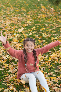 秋叶与自然有秋叶的小孩秋天森林里快乐的小女孩快乐的童年上学时间很高兴在身边不急热爱大自然背景