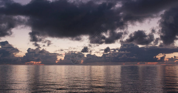 日本石垣岛的日出和大海图片