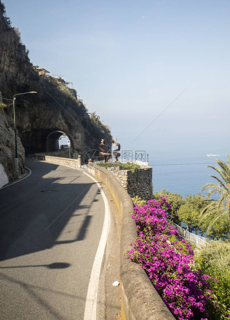 在波西塔诺与阿马尔菲之间Amalfi海岸的一条沿风和狭窄道路图片