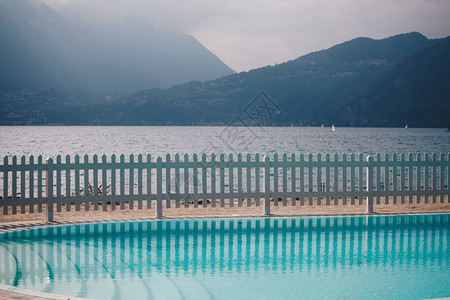 在Como湖沿岸的Bellano小村Lombardy的一图片