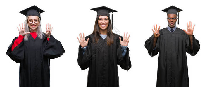 一群穿着大学毕业制服的年轻学生在孤立的背景下展示并用九号手指朝上图片