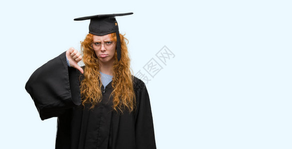 身着毕业制服的年轻红发女青年学生图片