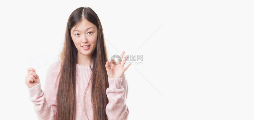 与世隔绝背景的中华青年女子持有访问卡图片