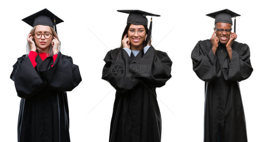 一群穿着大学毕业制服的年轻学生在孤立的背景下用手指捂住耳朵图片