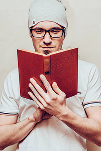 长胡子帅哥的肖像穿着白色眼镜衬衫读书水平效图片