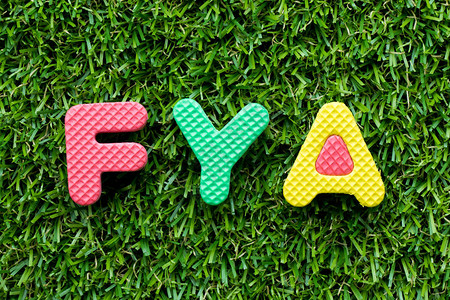 人工绿草背景上的彩色字母FYA用于您动作或图片
