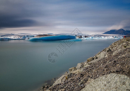 冰岛黄昏Jokulsarlon冰川环礁湖漂浮的冰山图片