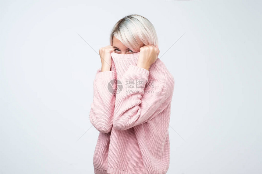 漂亮的女人把脸藏在温暖的宽松毛衣里想独处的漂亮美图片