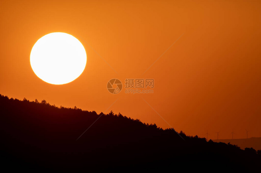 黄昏时长的太阳环照着大太阳圆在山图片