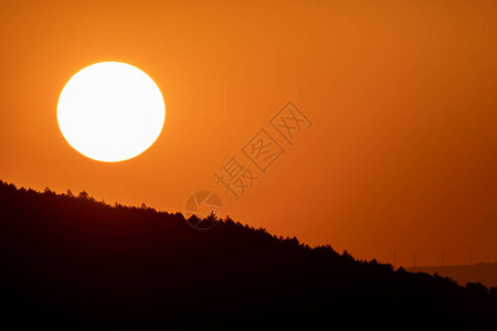 黄昏时长的太阳环照着大太阳圆在山图片