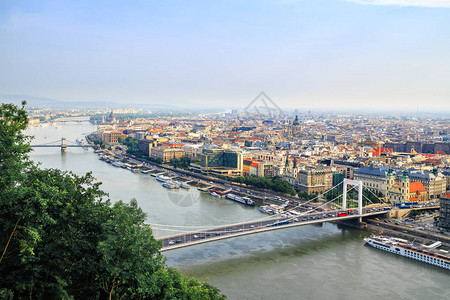 匈牙利布达佩斯市历史区和多瑙河的景象来图片